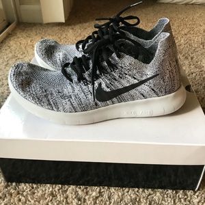 *Lightly used* women’s NIKE free flyknits